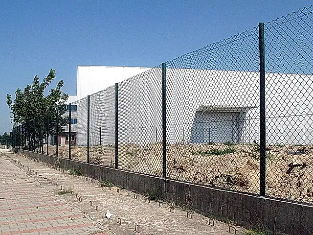 Boru direkli çit
